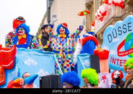 Rosenmontagszug in DŸsseldorf, Straßenkarneval, Schwielen, Clowns, Stockfoto