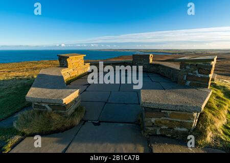 Die Aussichtsplattform auf dem Gipfel von Dunnet Head, in der Nähe von Thurso, Caithness, Schottland, Großbritannien. Die Küste von Caithness in der Ferne. Stockfoto