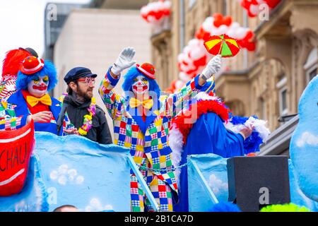 Rosenmontagszug in DŸsseldorf, Straßenkarneval, Schwielen, Clowns, Stockfoto