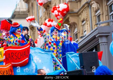 Rosenmontagszug in DŸsseldorf, Straßenkarneval, Schwielen, Clowns, Stockfoto