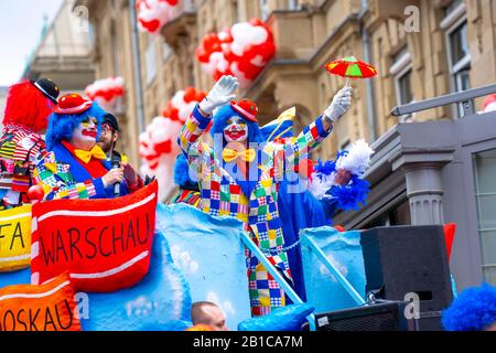 Rosenmontagszug in DŸsseldorf, Straßenkarneval, Schwielen, Clowns, Stockfoto