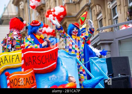Rosenmontagszug in DŸsseldorf, Straßenkarneval, Schwielen, Clowns, Stockfoto