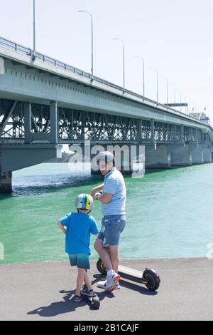 Vater und Sohn und Auckland Harbour Bridge, Westhaven Marina, Westhaven, Auckland, Auckland Region, Neuseeland Stockfoto