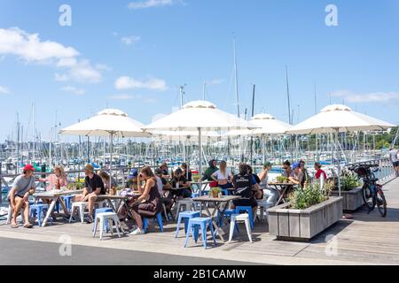 Sitzgelegenheiten im Freien im Booy Cafe, Westhaven Marina, Westhaven, Auckland, Auckland Region, Neuseeland Stockfoto