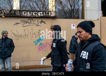 Rosenmontagszug in DŸsseldorf, Gucci, Laden in Kšnigsallee, Kš, mit Bretter genagelt, um während der Prozession vor Schäden zu schützen, Stockfoto
