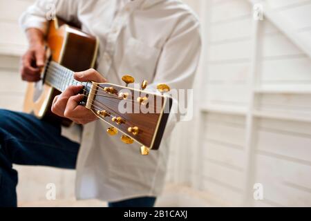 Akustische Gitarre, die von meinem Mann gespielt wird. Stockfoto
