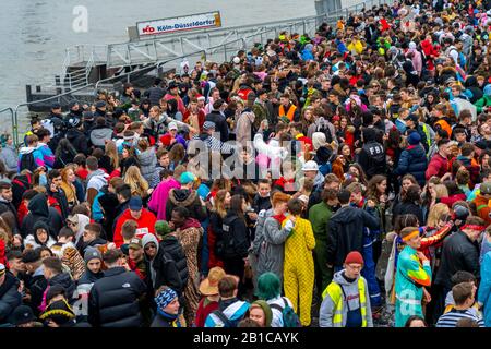 Rosenmontagszug in Düsseldorf, Strassenkarneval, Party nach dem Zug, in der Altstadt, am Rheinufer, an der Panoramamatreppe, Jugendfeiere, Stockfoto