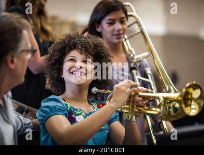 Junges Mädchen lernen, Trompete zu spielen. Stockfoto