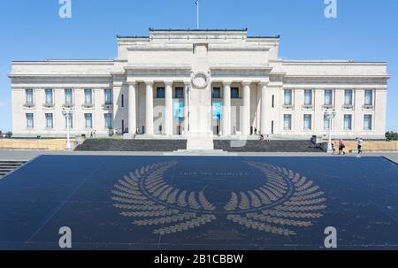 "Damit wir nicht vergessen"-Plaque vor dem Auckland war Memorial Museum, Der Auckland Domain, Parnell, Auckland, Auckland Region, Neuseeland Stockfoto