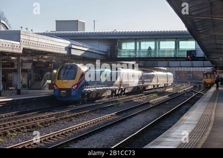 East Midlands Eisenbahnklasse 222 Merdian Train (L) und Northern Rail Class 150 Sprinter train (R) am Sheffield Railway Station Stockfoto