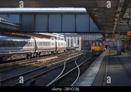 East Midlands Eisenbahnklasse 222 Merdian Train (L) und Northern Rail Class 150 Sprinter train (R) am Sheffield Railway Station Stockfoto