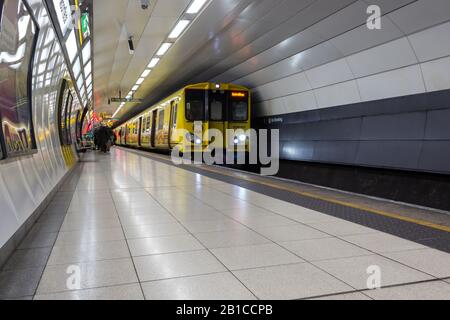 Merseyrail British Rail Class 507 Train, Moorfields Station, Liverpool Stockfoto