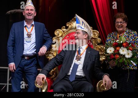 24. Februar 2020, Bayern, Kitzingen: Markus Söder (M, CSU), Ministerpräsident Bayerns, sitzt mit dem Floppouth-Orden, mit dem er zuvor während der feierlichen Sitzung der Kitzinger Karnevalsgesellschaft (KiKaG) neben der ehemaligen Präsidentin des Bayerischen Landtags, Barbara Stamm (CSU) und Hubert Aiwanger geehrt wurde (Freie Wähler), Bayerischer Staatsminister für Wirtschaft, Landesentwicklung und Energie und stellvertretender Bayerischer Ministerpräsident. Seit 1989 wird der Floppy-Mund-Orden an schnell gewittete Persönlichkeiten aus Politik, Unterhaltung und Gesellschaft verliehen. Foto: Da Stockfoto