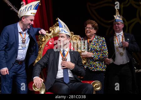 24. Februar 2020, Bayern, Kitzingen: Markus Söder (M, CSU), Regierungspräsident von Bayern, sitzt mit dem Wimp-Orden, mit dem er zuvor während der feierlichen Sitzung der Kitzinger Karnevalsgesellschaft (KiKaG) geehrt wurde, neben der früheren Präsidentin des Bayerischen Landtags, Barbara Stamm (CSU), Hubert Aiwanger (l, Freie Wähler), Bayerischer Staatsminister für Wirtschaft, Landesentwicklung und Energie sowie stellvertretender Bayerischer Regierungspräsident und Rainer Müller (r), Präsident und Sitzungspräsident des KiKaG. Seit 1989 wird der Floppy Mouth Order an Quick-w vergeben Stockfoto