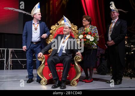 24. Februar 2020, Bayern, Kitzingen: Markus Söder (M, CSU), Regierungspräsident von Bayern, sitzt mit dem Wimp-Orden, mit dem er zuvor während der feierlichen Sitzung der Kitzinger Karnevalsgesellschaft (KiKaG) geehrt wurde, neben der früheren Präsidentin des Bayerischen Landtags, Barbara Stamm (CSU), Hubert Aiwanger (l, Freie Wähler), Bayerischer Staatsminister für Wirtschaft, Landesentwicklung und Energie sowie stellvertretender Bayerischer Regierungspräsident und Rainer Müller (r), Präsident und Sitzungspräsident des KiKaG. Seit 1989 wird der Floppy Mouth Order an Quick-w vergeben Stockfoto