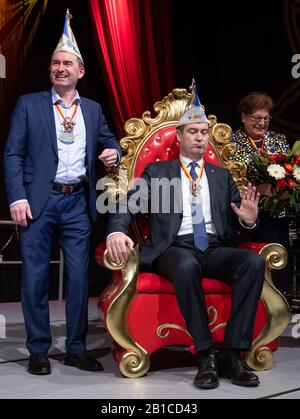 24. Februar 2020, Bayern, Kitzingen: Markus Söder (M, CSU), Ministerpräsident Bayerns, sitzt mit dem Floppouth-Orden, mit dem er zuvor während der feierlichen Sitzung der Kitzinger Karnevalsgesellschaft (KiKaG) neben der ehemaligen Präsidentin des Bayerischen Landtags, Barbara Stamm (CSU) und Hubert Aiwanger geehrt wurde (Freie Wähler), Bayerischer Staatsminister für Wirtschaft, Landesentwicklung und Energie und stellvertretender Bayerischer Ministerpräsident. Seit 1989 wird der Floppy-Mund-Orden an schnell gewittete Persönlichkeiten aus Politik, Unterhaltung und Gesellschaft verliehen. Foto: Da Stockfoto