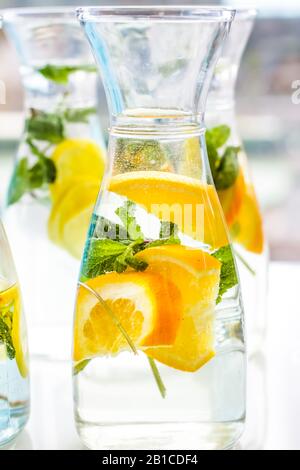 Wasser oder Limonade mit Frucht-Aroma werden bei Wohltätigkeitsveranstaltungen serviert - Speisen, Getränke und Menükonzept als Hintergrundbanner für Luxusmarken Stockfoto