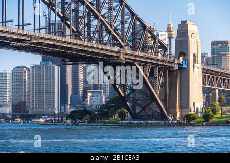 Blick auf die Harbour Bridge und das CBD an einem sonnigen Tag. Sydney, Australien Stockfoto