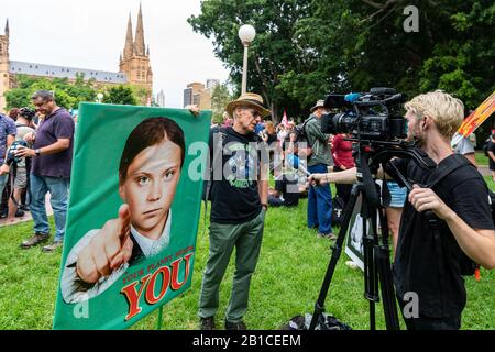 Sydney, Australien - 22. Februar 2020 - Tausende australische Demonstranten marschieren durch das CBD von Sydney in einer riesigen Protestkundgebung zum Klimawandel auf dem Weg nach Hyde. Stockfoto