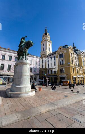 Statue von Hunyadi Janos (ungarischer General aus der mittelalterlichen Zeit) auf dem Szechenyi-Platz in Pecs, Ungarn. Stockfoto