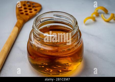 Organischer Honig in einem kleinen Glas. Stockfoto