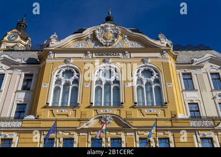 Das Rathaus von Pecs oder die Grafschaftshalle von Baranya in Pecs, Ungarn. Stockfoto