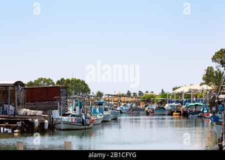 Traditionelle zyprische Fischerboote moorierten am Potamos Creek, Liopetri, Zypern. Stockfoto