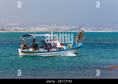 Traditionelles zypriotisches Fischerboot auf dem Weg zum Meer vom Potamos Creek, Zypern. 2019 Stockfoto