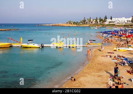 Touristen am Strand in Fig Tree Bay, Protaras, Zypern. 2019 Stockfoto