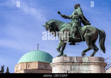 Statue von Hunyadi Janos (ungarischer General aus der mittelalterlichen Zeit) auf dem Szechenyi-Platz in Pecs, Ungarn. Stockfoto