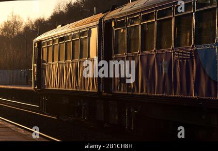 Northern Rail Klasse 144 Schrittmacherzug 144005 bei Sonnenuntergang mit der gerippten Körperseite Stockfoto