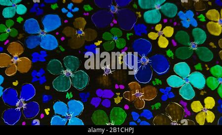 Wasserfarbenwiese mit satten Blumen in verschiedenen Farben auf schwarzem Hintergrund. Stockfoto