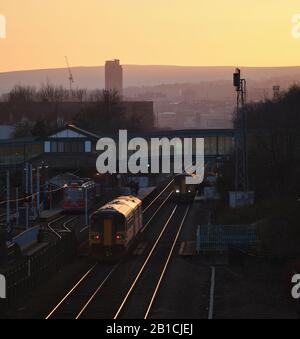 Northern Rail Trains und Stagecoach Sheffield Supertram am Meadowhall Interchange Railway Station, South Yorkshire at Sunset Stockfoto