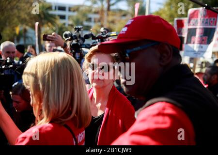 02192020 - Las Vegas, Nevada, USA: Demokratische Präsidentschaftskandidatin hoffnungsvolle Elizabeth Warren Kampagnen auf der Picket-Linie mit Mitgliedern der Culinary Workers Union Local 226 außerhalb des Palms Casino in Las Vegas, Mittwoch, 19. Februar 2020. Stockfoto