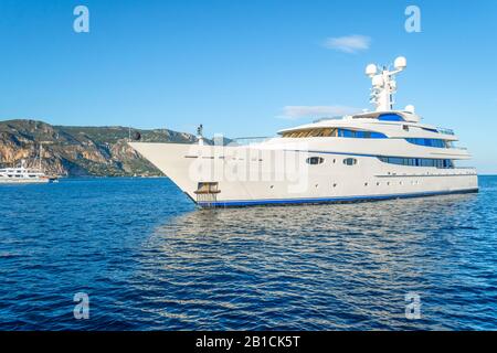 Eine Luxusyacht liegt direkt vor der Stadt Villefranche Sur Mer, Frankreich, an der Mittelmeerküste der französischen Riviera. Stockfoto