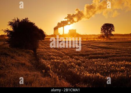 Steinkohlekraftwerk Heyden bei Sonnenaufgang, Deutschland, Nordrhein-Westfalen, Petershagen Stockfoto