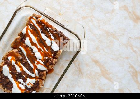 Enfrijoladas, Vegetarische Mexikanische Küche, Typische Gerichte Von Antojitos Stockfoto