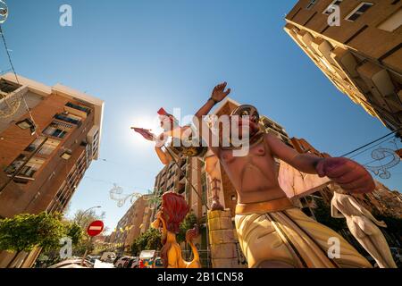 Las Fallas, Papermache-Modelle werden in der traditionellen Feier in Lobpreis des heiligen Joseph am 15.2019 gebaut und gebrannt. Barrio Benimaclet Stockfoto