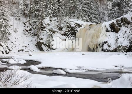 Wasserfall des Flusses Homla im Winter, Norwegen, Malvik Stockfoto