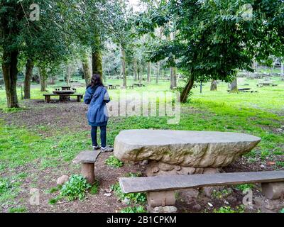 Eine Frau im Park von san leonardo, sardinien Stockfoto