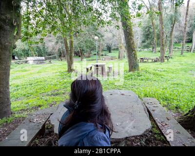 Eine Frau im Park von san leonardo, sardinien Stockfoto