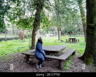 Eine Frau im Park von san leonardo, sardinien Stockfoto