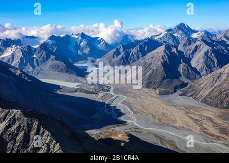 Atemberaubendes Luftpanorama über das Godley River Valley an den Osthängen der Südalpen in Neuseeland. Ein tolles vergletschertes Tal. Stockfoto