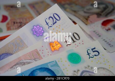 Neues britisches Polymergeld. Die Banknote 5, 10, 20 Sterling Pound Notes, die im Februar 2020 in Großbritannien veröffentlicht wurde. Stockfoto