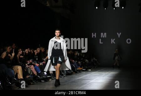 Kiew, Ukraine - 5. Februar 2020: Model präsentiert eine Kollektion von Kleidung des Designers HMYLKO während der 46. Ukrainischen Fashion Week Saison Herbst/Winter 2020/21 im Mystetskyi Arsenal in Kiew Stockfoto