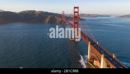 Golden Gate Bridge, San Francisco, Kalifornien, aus der Luft gesehen. Drohnenaufnahmen. Stockfoto