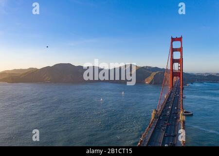 Golden Gate Bridge, San Francisco, Kalifornien, aus der Luft gesehen. Drohnenaufnahmen. Stockfoto