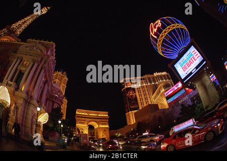 02192020 - Las Vegas, Nevada, USA: Eine Anzeige für die Debatte in Nevada zeigt das Pariser Theater nach der Debatte in Las Vegas, Nevada, Mittwoch, 19. Februar 2020 auf einer Leinwand. Stockfoto