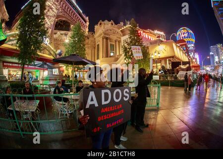 02192020 - Las Vegas, Nevada, USA: Aktivisten, die für Wiedergutmachungen für die Nachfahren von Sklaven eintreten, halten während der Debatte in Nevada in Las Vegas, Nevada, Mittwoch, 19. Februar 2020 Zeichen außerhalb des Pariser Theaters. Stockfoto