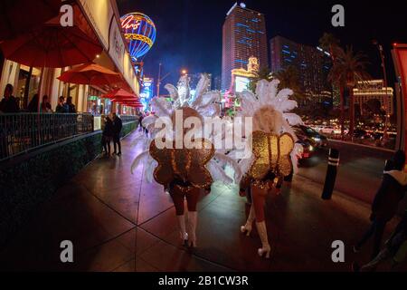 02192020 - Las Vegas, Nevada, USA: Showgirls spazieren während der Debatte im demokratischen Nevada in Las Vegas, Nevada, Mittwoch, 19. Februar 2020 entlang der Las Vegas Ave außerhalb des Pariser Theaters. Stockfoto